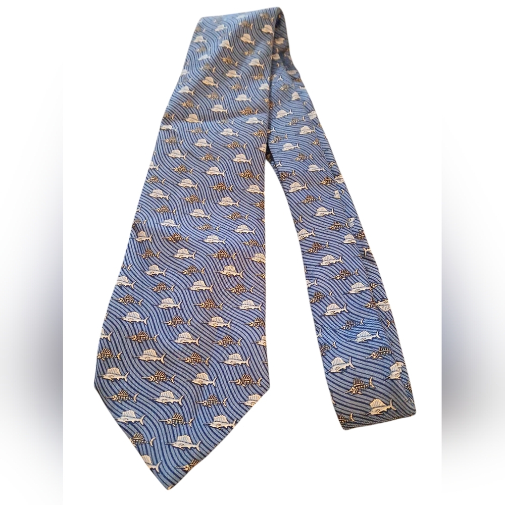 VINEYARD VINES NECKTIE. Blue tie with swordfish